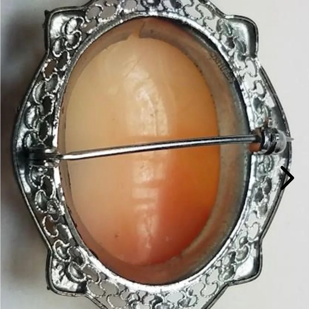 Vintage Ornate Silver Tone Shell Cameo Brooch. - Picture 5 of 5
